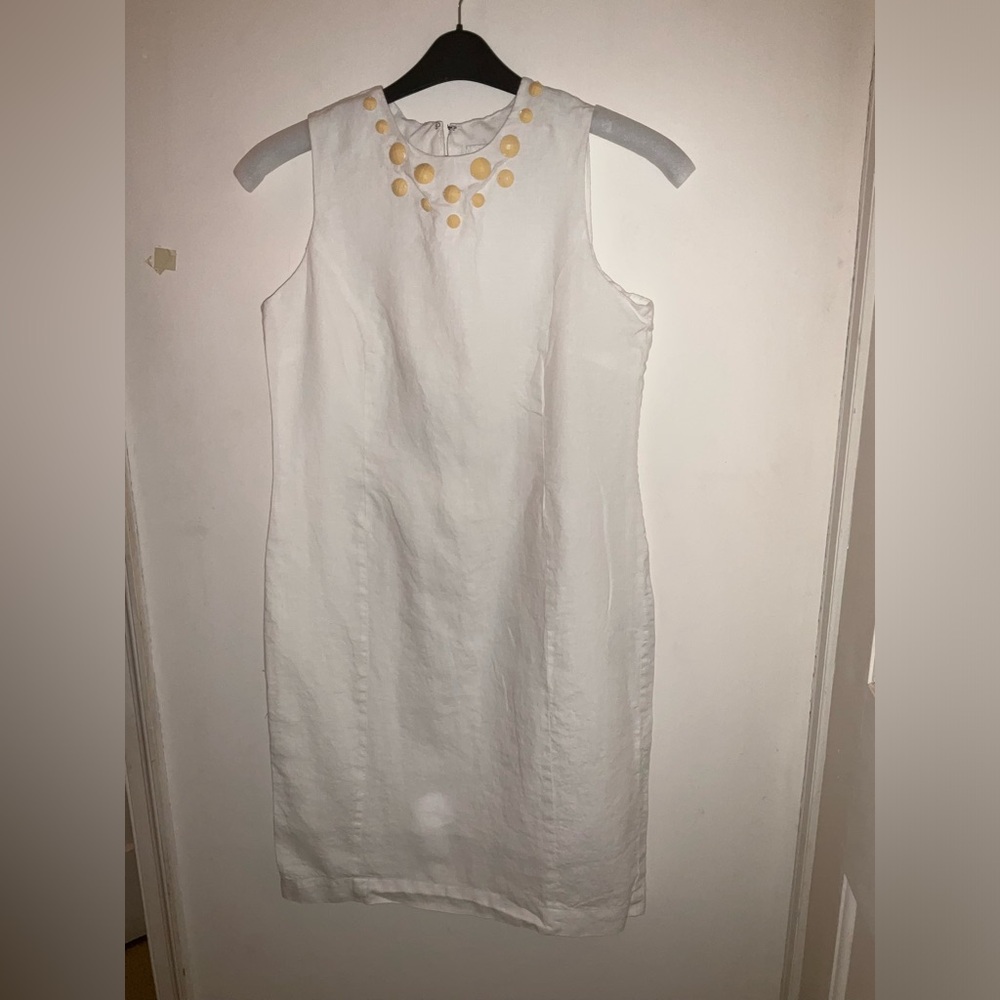 Isaac Mizrahi White Sleeveless Shift Dress with Yellow Button Necklace Detail